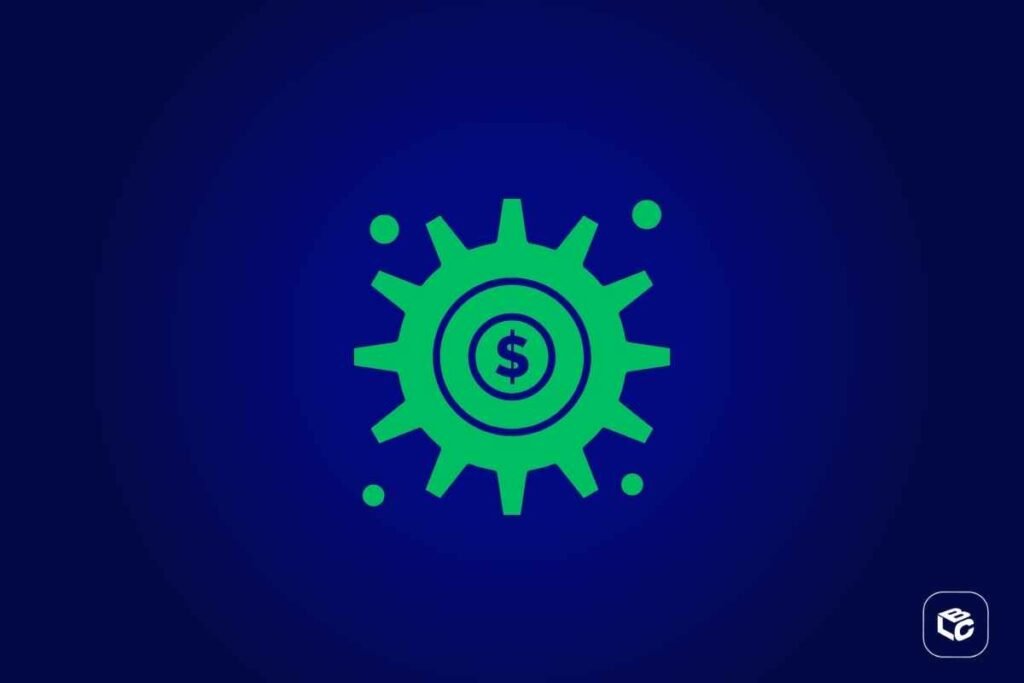 Ícone gráfico de uma engrenagem verde com um símbolo de cifrão no centro, representando finanças, economia ou gestão financeira. O elemento está centralizado sobre um fundo azul escuro, com quatro pequenos círculos verdes ao redor da engrenagem. No canto inferior direito há um pequeno logotipo branco dentro de um quadrado de cantos arredondados.