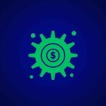 Ícone gráfico de uma engrenagem verde com um símbolo de cifrão no centro, representando finanças, economia ou gestão financeira. O elemento está centralizado sobre um fundo azul escuro, com quatro pequenos círculos verdes ao redor da engrenagem. No canto inferior direito há um pequeno logotipo branco dentro de um quadrado de cantos arredondados.